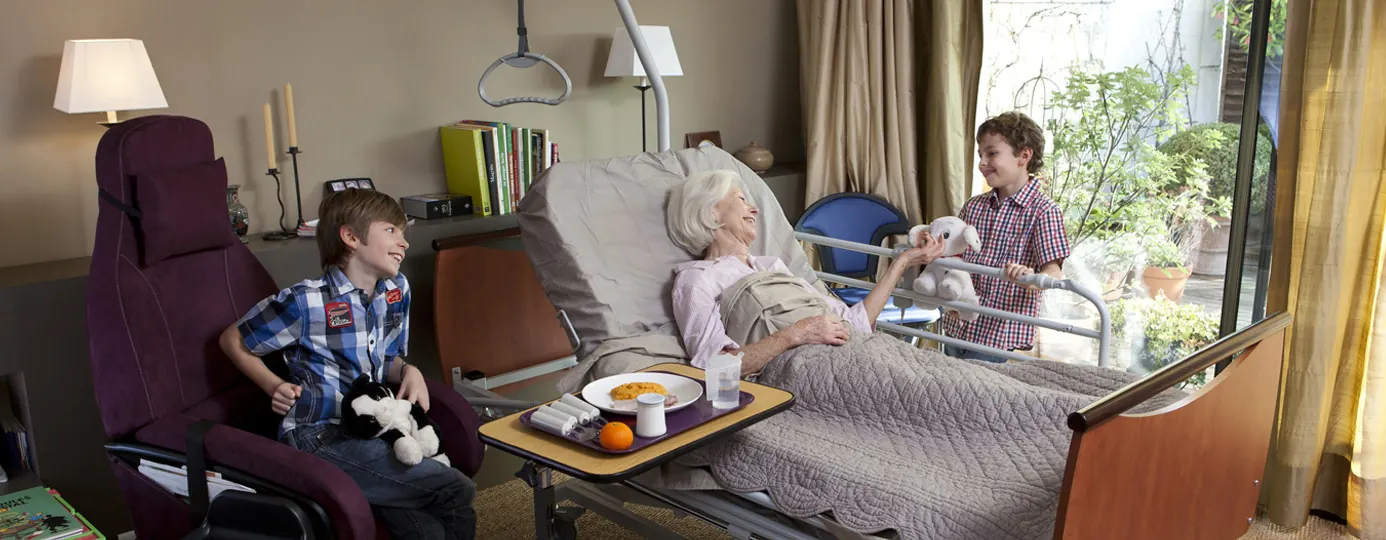 Maintien à domicile — lit médicalisé et environnement familial chaleureux
